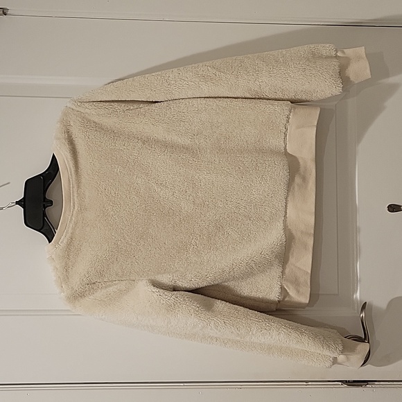 Abercrombie and Fitch, faux fur sweatshirt - Picture 4 of 4